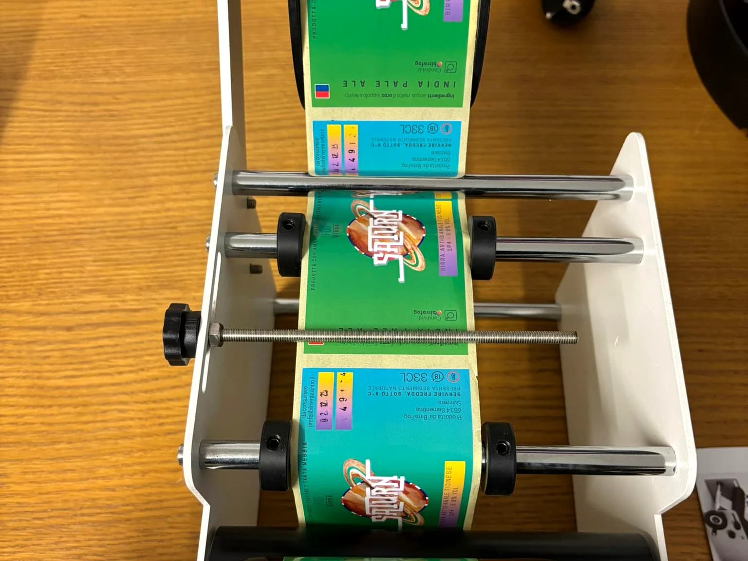Etichettatura manuale delle bottiglie Birra Fog.