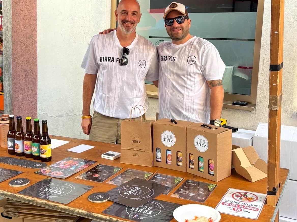 I fondatori di Birra Fog al banco del microbirrificio.